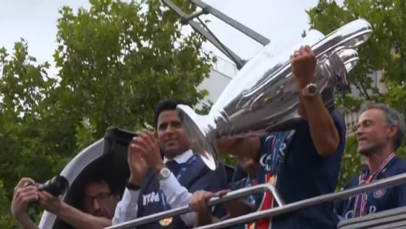 Marquinhos aux côtés de Nasser Al-Khelaïfi et Luis Enrique lors de la parade du PSG sur les Champs Elysées, 1er juin 2026