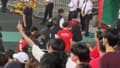 Des supporteurs arrêtés par la police pour ne pas s'être levés pendant l'hymne chinois avant le match Hong Kong-Iran (2-4), le 6 juin 2024