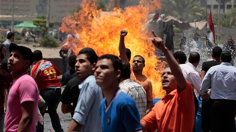 Manifestants place Tahrir, dans le centre du Caire, dimanche. Les partisans de la démocratie en Egypte, qui avaient souhaité la peine de mort pour Hosni Moubarak, ont lancé dimanche un appel à un nouveau soulèvement, au lendemain de la condamnation à la r