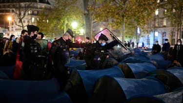 Les forces de l'ordre évacuent un camp de migrants dans le centre de Paris, le 23 novembre 2020