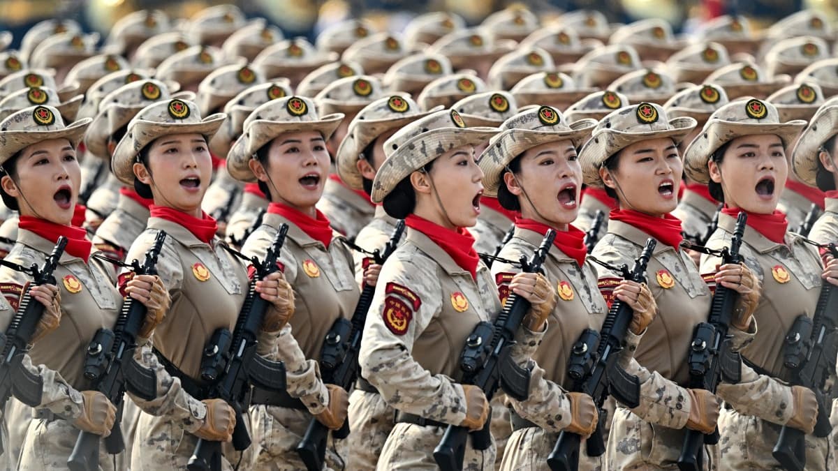 Des femmes soldats chinoises défilent lors d'un défilé militaire marquant le 80e anniversaire de la victoire sur le Japon et la fin de la Seconde Guerre mondiale, sur la place Tiananmen à Pékin, le 3 septembre 2025. Des femmes soldats chinoises défilent lors d'un défilé militaire marquant le 80e anniversaire de la victoire sur le Japon et la fin de la Seconde Guerre mondiale, sur la place Tiananmen à Pékin, le 3 septembre 2025.