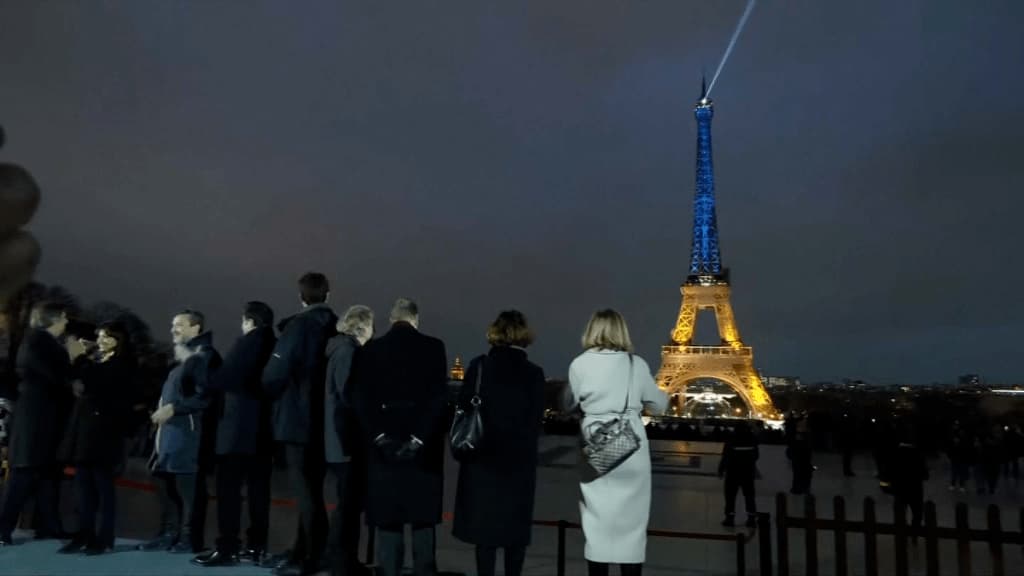 La maire de Paris Anne Hidalgo a pris la parole avant la mise en lumière de la tour Eiffel aux couleurs de l'Ukraine. La maire de Paris Anne Hidalgo a pris la parole avant la mise en lumière de la tour Eiffel aux couleurs de l'Ukraine.