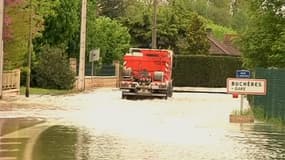 Route inondée à Buchères dans l'Aube le 9 mai 2013.