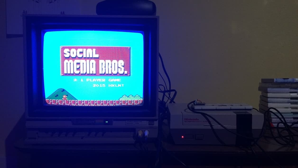 Social Media Bros, la version modifiée du jeu qui permet de recevoir ses tweets en jouant à Mario. Social Media Bros, la version modifiée du jeu qui permet de recevoir ses tweets en jouant à Mario.