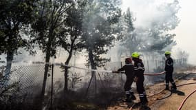 Des pompiers à Artigues (Var) le mardi 25 juillet. 