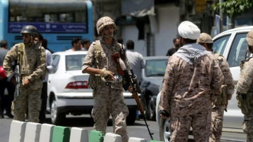 Des Gardiens de la révolution iraniens en patrouille après un double attentat suicide, le 7 juin 2017 à Téhéran