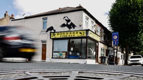 Une nouvelle œuvre de Banksy, peinte au dessus d'un restaurant à Walthamstow, dans le nord-est de Londres, le 9 août 2024.