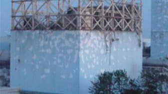 Le toit endommagé du réacteur numéro un de la centrale nucléaire Daiichi de Fukushima. Les autorités japonaises craignent une fusion du coeur de deux réacteurs de cette centrale nucléaire du Nord-Est endommagée par le séisme de vendredi, dont le bilan pou