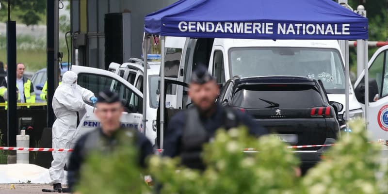 La gendarmerie et la police scientifique sur les lieux de l'attaque d'un convoi pénitentiaire au péage d'Incarville (Eure) le 14 mai 2024