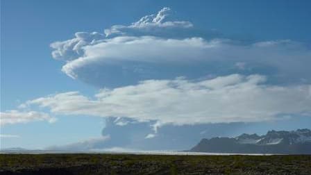 Le principal aéroport d'Islande a été fermé dimanche en raison de l'éruption du volcan Grimsvotn. /Photo prise le 21 mai 2011/REUTERS/Gudmundur Ogmundsson