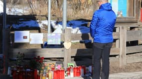 Un homme se recueille devant un mémorial à Luttach, le 6 janvier 2020, à l'endroit où un chauffeur en état d'ébriété a foncé sur des piétons, faisant 6 morts et 11 blessés