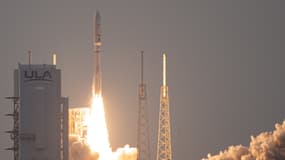 Un lanceur Atlas V de la United Launch Alliance, décollant pour lancer les premiers satellites de la constellation Kuiper, depuis le complexe de lancement spatial 41 de Cap Canaveral, en Floride, le 28 avril 2025.