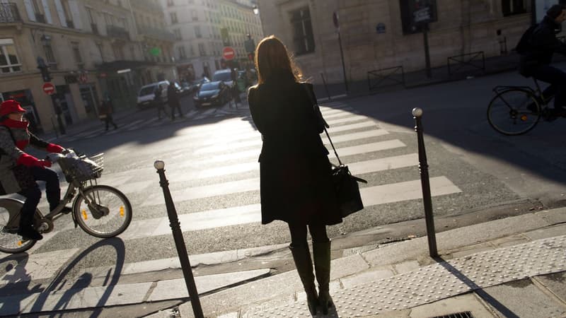 Une femme dans la rue à Paris le 16 janvier 2013 (photo d'illustration). 