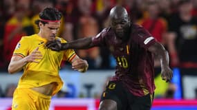 Le Belge Romelu Lukaku face au Roumain Ianis Hagi pendant l'Euro, le 22 juin 2024