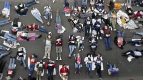 Une centaine de personnes se sont allongées sur le bitume samedi à Saint-Ouen (Seine-Saint-Denis) pour s'opposer au futur hôpital "Grand Paris-Nord"