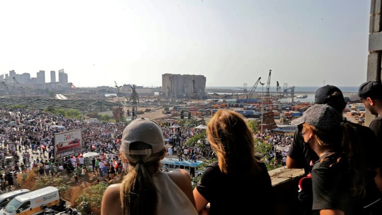 Vue du port de Beyrouth alors que de nombreux manifestants se sont rassemblés dans le secteur pour marquer le 1er anniversaire de l'explosion dévastatrice qui a ravagé le port et une partie de la capitale libanaise, le 4 aoôut 2021