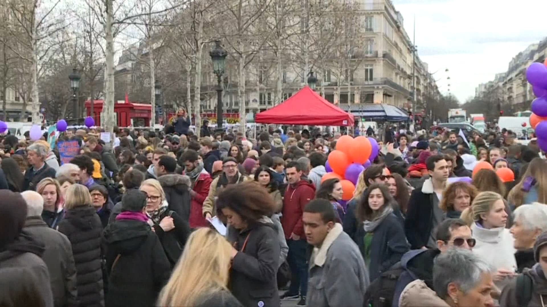 À Paris, 6.000 manifestants étaient rassemblés place de la République. À Paris, 6.000 manifestants étaient rassemblés place de la République.