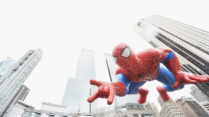 L'ombre de l'homme-araignée plane sur New-York, le 21 novembre 2014 lors de la parade Macy's de Thanksgiving.