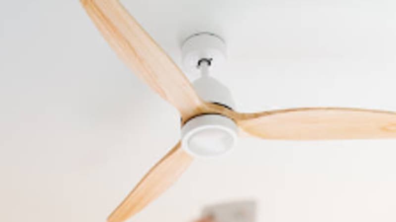 Chaleur: le ventilateur de plafond est-il une solution efficace pour rafraîchir votre logement?