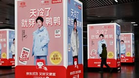 Des publicités lumineuses faisant la promotion de la période de soldes sur les plateformes de e-commerce chinoises surnommée "Fête des célibataires", dans une station de métro à Pékin, le 11 novembre 2025 (photo d'illustration).