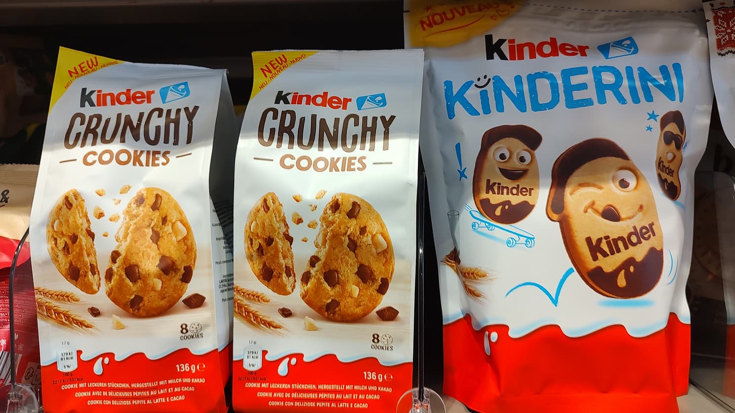Des biscuits de la marque Kinder, propriété du groupe italien Ferrero, dans un supermarché parisien (photo d'illustration).