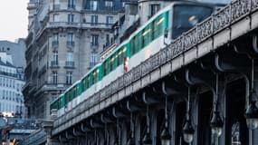 Un métro passe sur le pont Bir-Hakeim à Paris, le 27 mars 2020, photo d'illustration