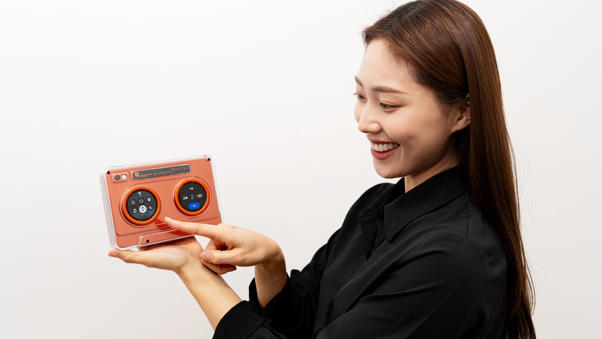 Un haut parleur baladeur à cassette équipé d'écrans Oled arrondis Un haut parleur baladeur à cassette équipé d'écrans Oled arrondis