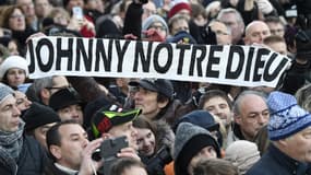 Des fans réunis près de la Madeleine à Paris pour l'hommage populaire à Johnny Hallyday le samedi 9 décembre