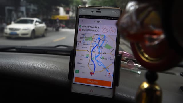Didi Chuxing, né en 2015 de la fusion de deux applications rivales soutenues respectivement par les géants chinois de l'internet Alibaba et Tencent, assure compter 400 millions d'usagers.