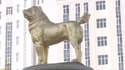 Quand le président du Turkménistan fait ériger une statue en or à la gloire de son chien
