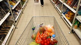 Les statistiques de l'Insee indiquent que les prix à la consommation en France sont restés stables en juin par rapport à mai. Sur un an, l'inflation ressort à 1,9%. /Photo d'archives/REUTERS/Eric Gaillard