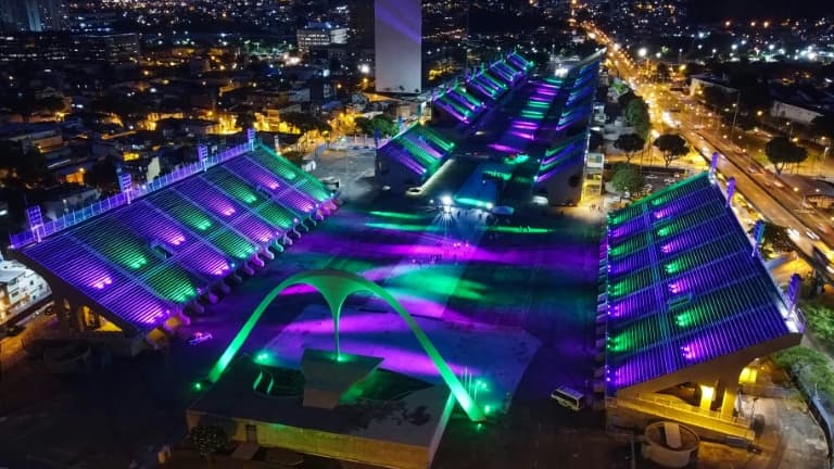 Le sambodrome de Rio illuminé en hommage aux écoles de samba privées de carnaval en raison de la pandémie de coronavirus, le 12 février 2021 au Brésil