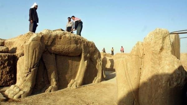 Le groupe Etat islamique s'est attaqué aux ruines assyriennes de Nimrud, en Irak, photographiées ici au cours d'un chantier de restauration, en 2001. 