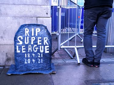 "RIP Super League" aux abords de Stamford Bridge, à Londres le 5 mai 2021