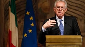 Après avoir reçu lundi les représentants des petits partis politiques italiens en vue de la formation d'une nouvelle coalition après le départ de Silvio Berlusconi, le président du Conseil italien désigné, Mario Monti, rencontre ce mardi les responsables