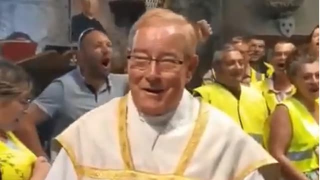 L'ex-prêtre lance un chant anti-Macron en pleine messe: l'évêque d'Evreux "choqué"