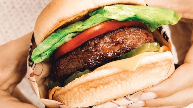 Un hamburger confectionné avec un steak Beyond Burger à partir de protéines végétales