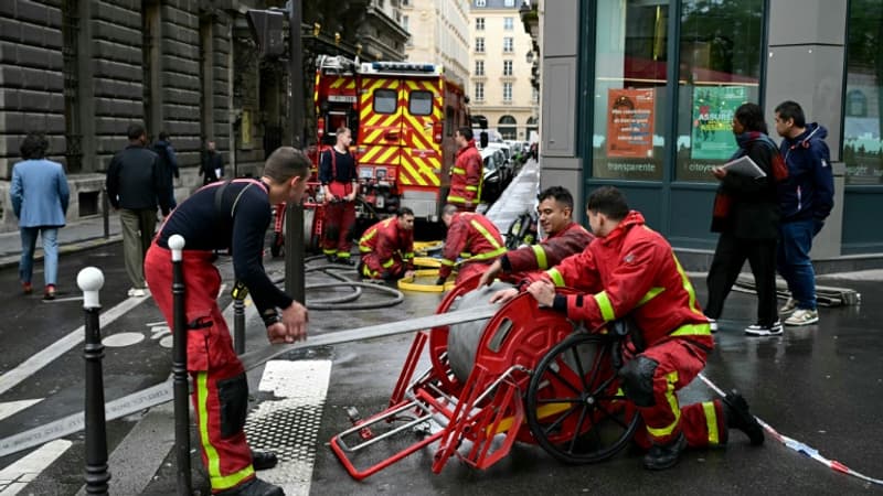 Manifestation de pompiers à Paris pour obtenir une prime à l'occasion des JO