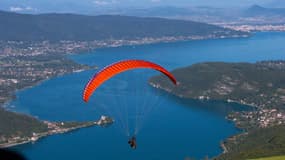 Un parapente survole le lac d'Annecy après avoir décollé au Col de la Foraz, le 11 septembre 2013.