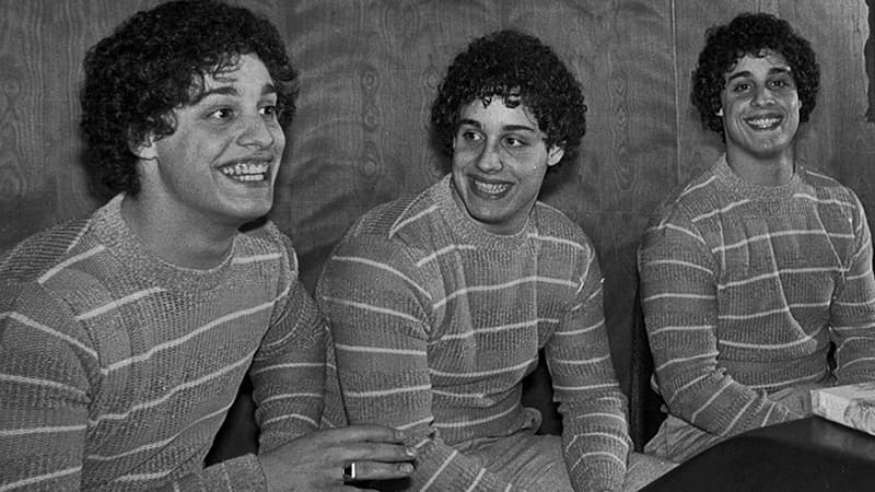 Le documentaire "Three Identical Strangers" retrace la vie de Bobby Shafran, Eddy Galland et David Kellman, trois frères américains séparés à la naissance.