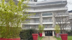 Les balcons d’un immeuble situé allée Louis Jouvet, à Joinville-le-Pont, dans le Val-de-Marne, sont recouverts de filets de protection
