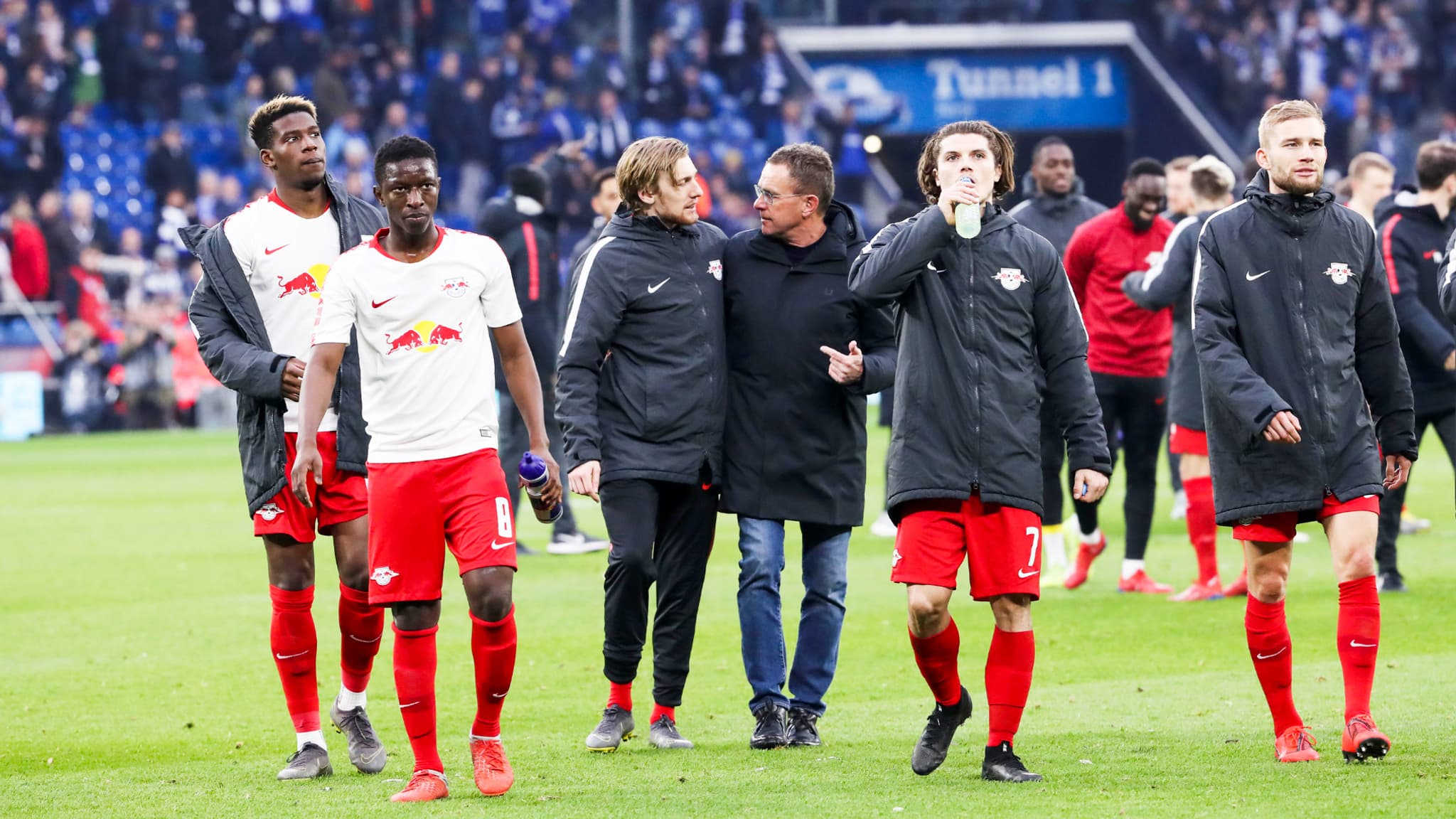 Ralf Rangnick en discussion avec des joueurs de Leipzig Ralf Rangnick en discussion avec des joueurs de Leipzig