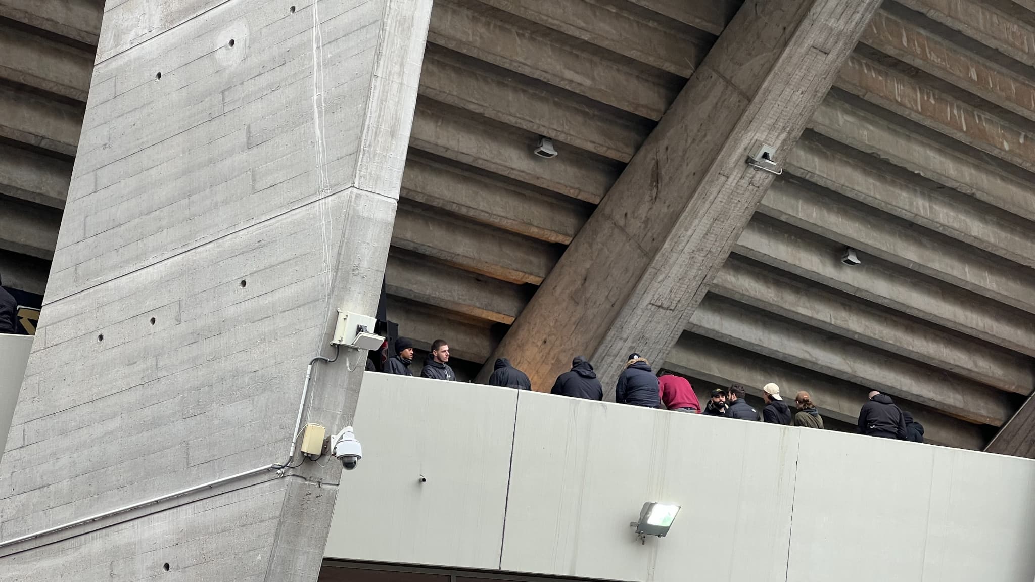 Pendant le match, de nombreux supporters du PSG sont derrière La Tribune 