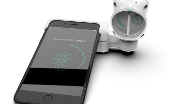 Le dispositif de dépistage via smartphone de Luminostics. 