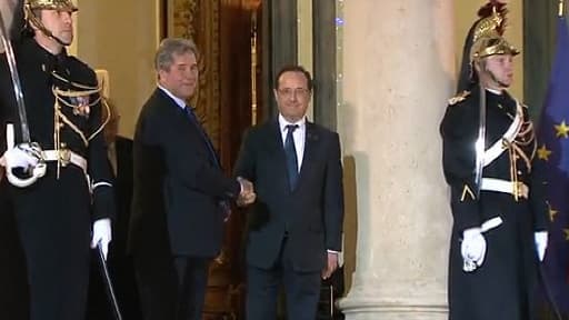 François Hollande serre la main de Jean-Louis Debré, président du Conseil constitutionnel, sur le perron de l'Elysée.