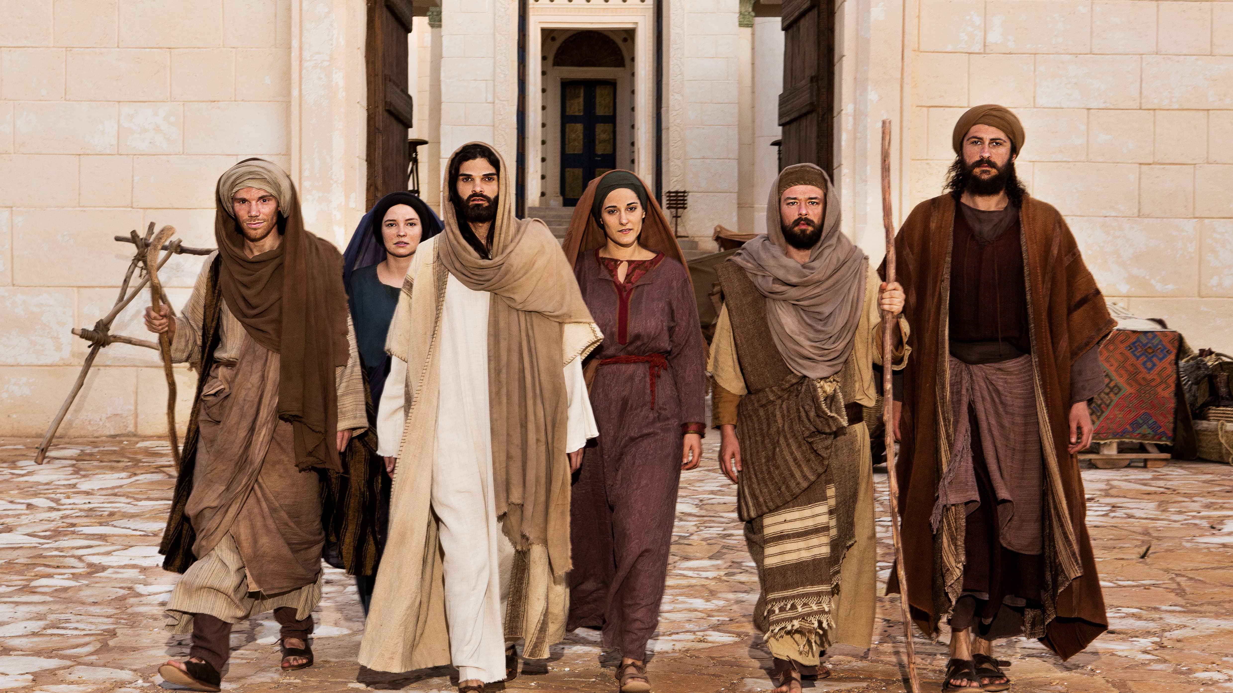 Grégory Deck (Jean), Anne Sila (Marie), Mike Massy (Jésus), Crys Nammour (Marie Madeleine), Clément Verzi (Judas) et Olivier Blackstone (Pierre), de gauche à droite.