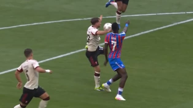 La main de Mac Allister devant Sarr lors du Community Shield Crystal Palace-Liverpool, 10 août 2025 La main de Mac Allister devant Sarr lors du Community Shield Crystal Palace-Liverpool, 10 août 2025
