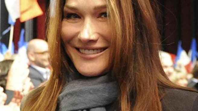 L'épouse du président de la République, Carla Bruni-Sarkozy, a demandé aux médias de "respecter le droit à la vie privée" après la publication, notamment dans l'édition de jeudi de Paris Match, de photos la montrant en compagnie de sa fille Giulia, cinq m