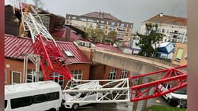 Des grues sont tombées au sol après le passage d'une tornade à Ermont, dans le Val-d'Oise, ce lundi 20 octobre.