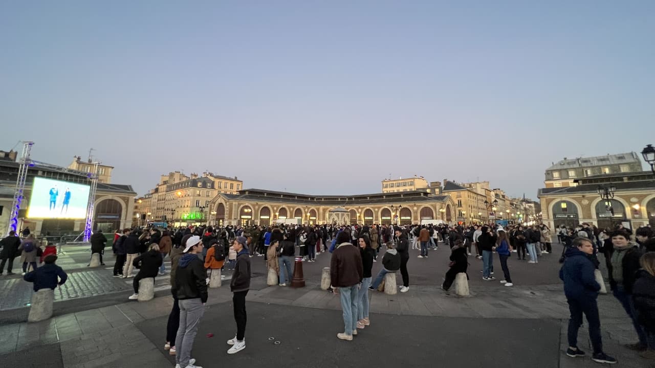 Les supporters versaillais devant l'écran géant place du marché, pour le quart de finale de Coupe de France, le 08 février 2022 